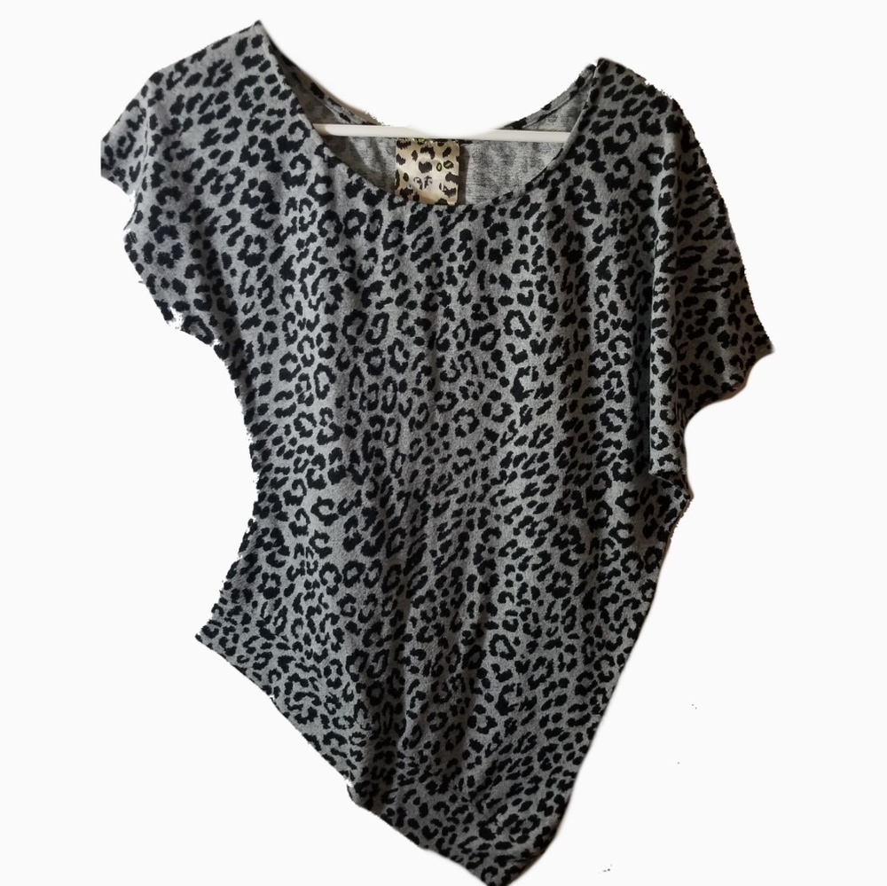 ^Jet Set l asymmetrical grey animal print top s